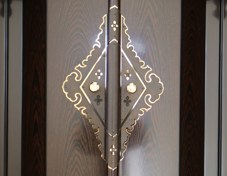 創価学会仏壇専門店桜梅桃李.comより、中古仏壇の商品を発売いたします。創価学会厨子型中古仏壇鉄刀木　605　男子部拠点・本部拠点・支部拠点・地区拠点に最適です。大型仏壇です。