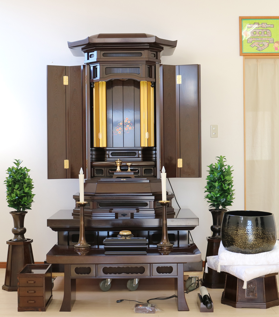 創価学会仏壇専門店桜梅桃李.comより、中古仏壇の商品を発売いたします。創価学会厨子型中古仏壇鉄刀木　605　男子部拠点・本部拠点・支部拠点・地区拠点に最適です。大型仏壇です。