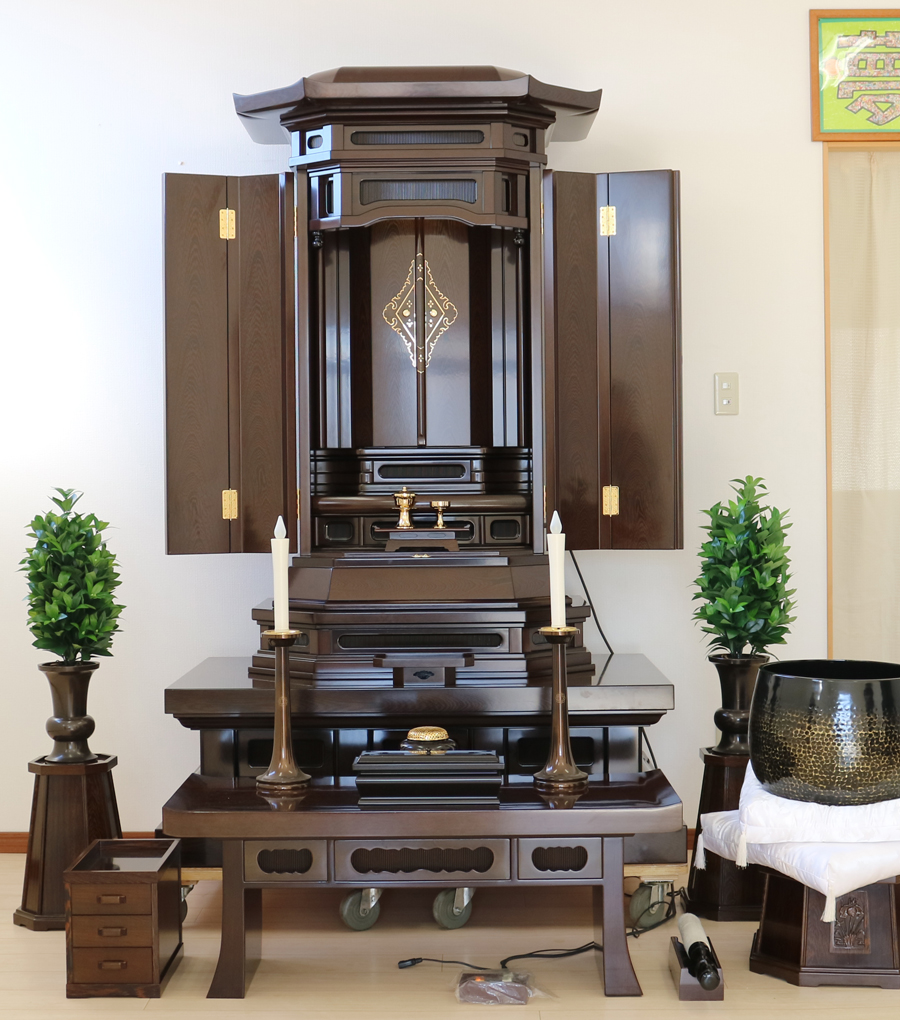 創価学会仏壇専門店桜梅桃李.comより、中古仏壇の商品を発売いたします。創価学会厨子型中古仏壇鉄刀木　605　男子部拠点・本部拠点・支部拠点・地区拠点に最適です。大型仏壇です。