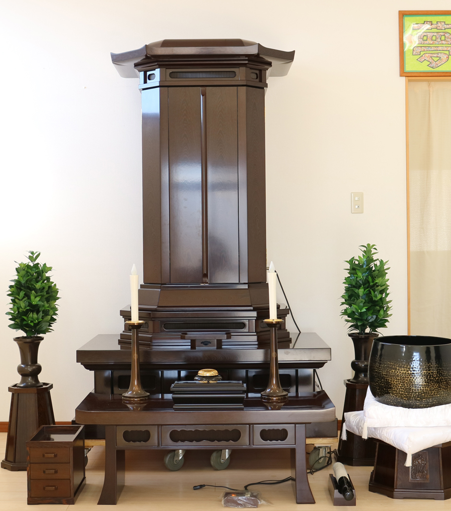 創価学会仏壇専門店桜梅桃李.comより、中古仏壇の商品を発売いたします。創価学会厨子型中古仏壇鉄刀木　605　男子部拠点・本部拠点・支部拠点・地区拠点に最適です。大型仏壇です。