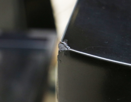 経机部分含め仏壇全全体に上記のような傷が、多数ございます。  ご理解ご納得のうえ、ご購入下さいませ。  完璧を求めるお客様は、B級仏壇のご購入はご遠慮くださいませ。