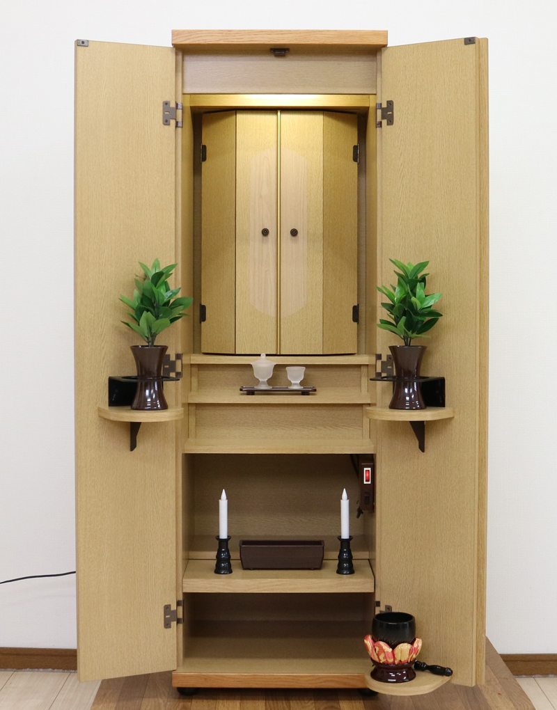 創価学会部仏壇買取専門店桜梅桃李.comより家具調電動中古仏壇610の発売を致します。こちらのお仏壇は、クリーニングメンテナンス・電動機械の調整済みです。明るいチーク色のお仏壇ですのでお部屋に溶け込みます。どの部屋にも違和感なく溶け込みます。青年部・独立・新入会・進学・一人暮らしの女子部・男子部・学生部・また新婚引っ越しにも人気の格安仏壇です。