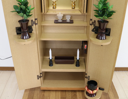 創価学会部仏壇買取専門店桜梅桃李.comより家具調電動中古仏壇610の発売を致します。こちらのお仏壇は、クリーニングメンテナンス・電動機械の調整済みです。明るいチーク色のお仏壇ですのでお部屋に溶け込みます。どの部屋にも違和感なく溶け込みます。青年部・独立・新入会・進学・一人暮らしの女子部・男子部・学生部・また新婚引っ越しにも人気の格安仏壇です。