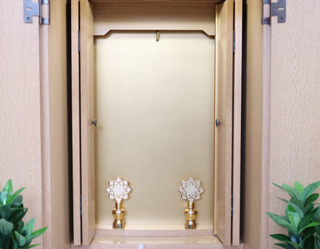 創価学会部仏壇買取専門店桜梅桃李.comより家具調電動中古仏壇610の発売を致します。こちらのお仏壇は、クリーニングメンテナンス・電動機械の調整済みです。明るいチーク色のお仏壇ですのでお部屋に溶け込みます。どの部屋にも違和感なく溶け込みます。青年部・独立・新入会・進学・一人暮らしの女子部・男子部・学生部・また新婚引っ越しにも人気の格安仏壇です。