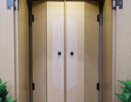 創価学会部仏壇買取専門店桜梅桃李.comより家具調電動中古仏壇610の発売を致します。こちらのお仏壇は、クリーニングメンテナンス・電動機械の調整済みです。明るいチーク色のお仏壇ですのでお部屋に溶け込みます。どの部屋にも違和感なく溶け込みます。青年部・独立・新入会・進学・一人暮らしの女子部・男子部・学生部・また新婚引っ越しにも人気の格安仏壇です。