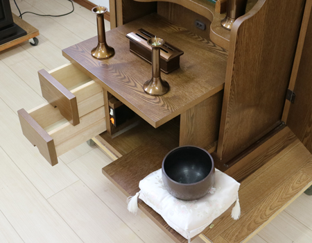 創価学会部仏壇買取専門店桜梅桃李.comより家具調電動中古仏壇611の発売を致します。こちらのお仏壇は、クリーニングメンテナンス・電動機械の調整済みです。明るいチーク色のお仏壇ですのでお部屋に溶け込みます。どの部屋にも違和感なく溶け込みます。青年部・独立・新入会・進学・一人暮らしの女子部・男子部・学生部・また新婚引っ越しにも人気の格安仏壇です。