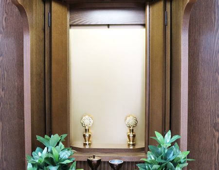 創価学会部仏壇買取専門店桜梅桃李.comより家具調電動中古仏壇611の発売を致します。こちらのお仏壇は、クリーニングメンテナンス・電動機械の調整済みです。明るいチーク色のお仏壇ですのでお部屋に溶け込みます。どの部屋にも違和感なく溶け込みます。青年部・独立・新入会・進学・一人暮らしの女子部・男子部・学生部・また新婚引っ越しにも人気の格安仏壇です。