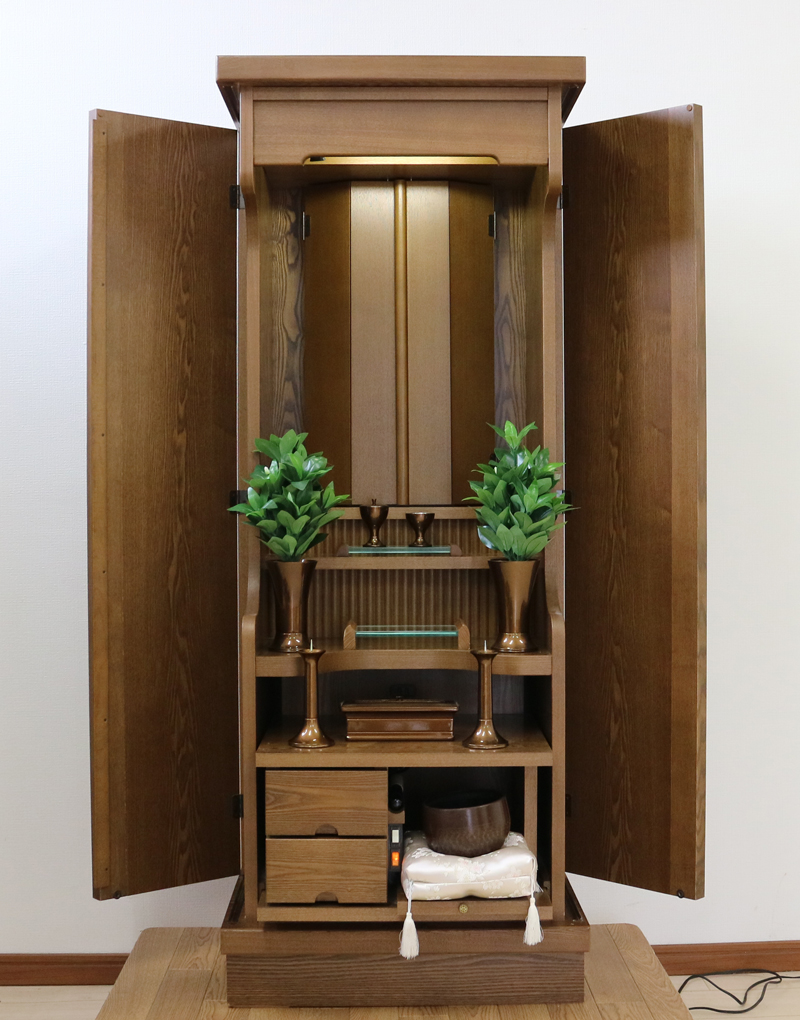 創価学会部仏壇買取専門店桜梅桃李.comより家具調電動中古仏壇611の発売を致します。こちらのお仏壇は、クリーニングメンテナンス・電動機械の調整済みです。明るいチーク色のお仏壇ですのでお部屋に溶け込みます。どの部屋にも違和感なく溶け込みます。青年部・独立・新入会・進学・一人暮らしの女子部・男子部・学生部・また新婚引っ越しにも人気の格安仏壇です。