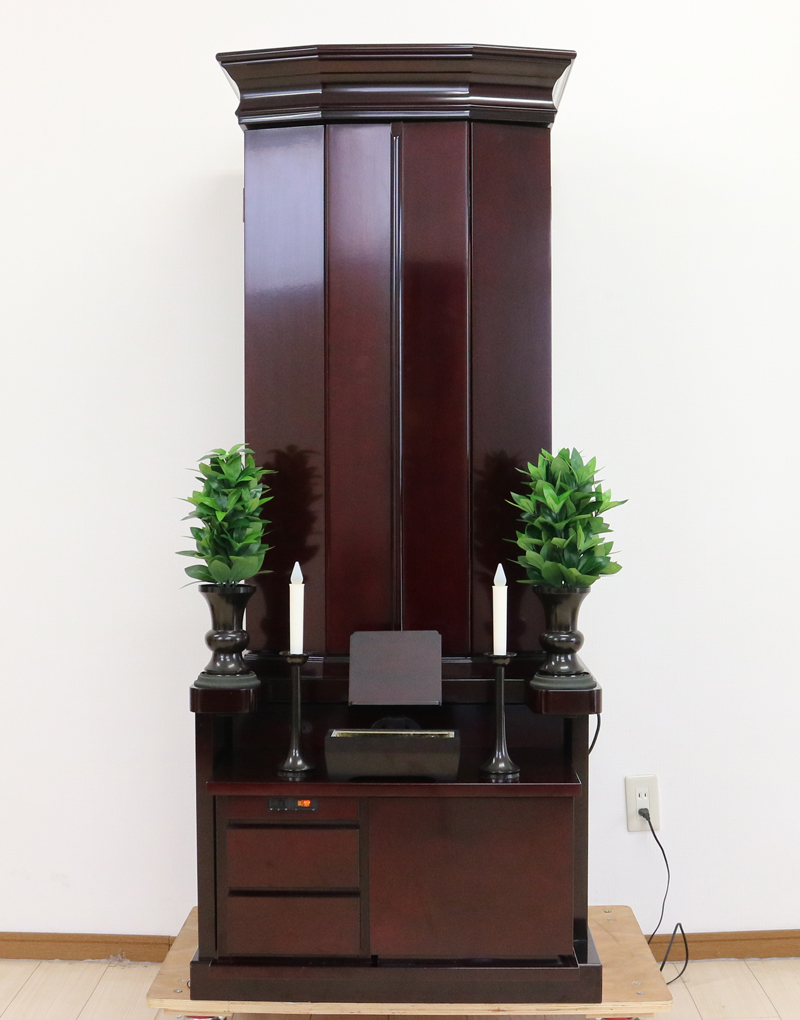 創価学会仏壇専門店桜梅桃李.comより、創価学会厨子型中古仏壇612発売いたします。こちらのお仏壇は、金剛堂の中古仏壇です。桜の彫刻が二重になっております。また、会館型で、扉も三宝開きの為様々な角度からご本尊様を拝せます。中古のお仏壇を格安でお届けいたします。