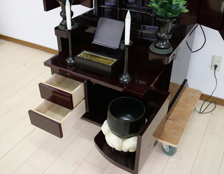 創価学会仏壇専門店桜梅桃李.comより、創価学会厨子型中古仏壇612発売いたします。こちらのお仏壇は、金剛堂の中古仏壇です。桜の彫刻が二重になっております。また、会館型で、扉も三宝開きの為様々な角度からご本尊様を拝せます。中古のお仏壇を格安でお届けいたします。