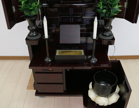 創価学会仏壇専門店桜梅桃李.comより、創価学会厨子型中古仏壇612発売いたします。こちらのお仏壇は、金剛堂の中古仏壇です。桜の彫刻が二重になっております。また、会館型で、扉も三宝開きの為様々な角度からご本尊様を拝せます。中古のお仏壇を格安でお届けいたします。