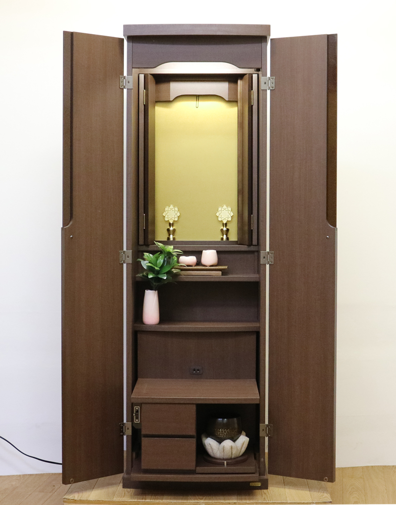 創価学会部仏壇買取専門店桜梅桃李.comより家具調電動中古仏壇613の発売を致します。こちらのお仏壇は、クリーニングメンテナンス・電動機械の調整済みです。ダークオーク色のお仏壇ですのでお部屋に溶け込みます。どの部屋にも違和感なく溶け込みます。青年部・独立・新入会・進学・一人暮らしの女子部・男子部・学生部・また新婚引っ越しにも人気の格安仏壇です。