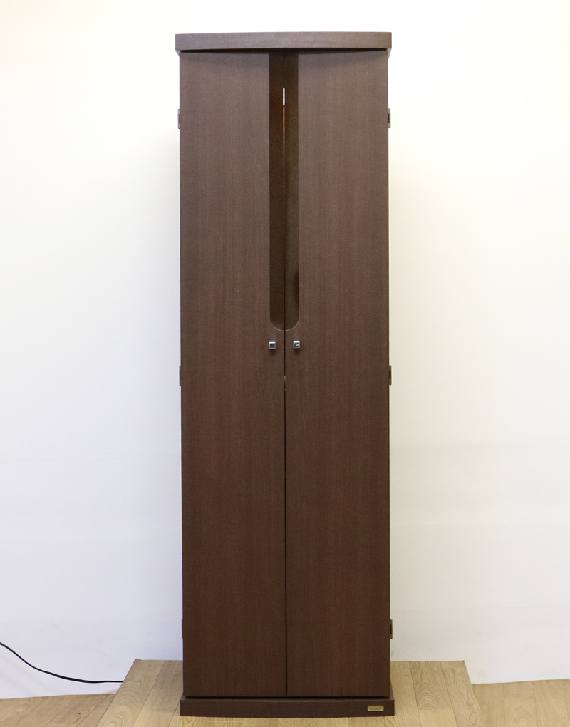 創価学会部仏壇買取専門店桜梅桃李.comより家具調電動中古仏壇613の発売を致します。こちらのお仏壇は、クリーニングメンテナンス・電動機械の調整済みです。ダークオーク色のお仏壇ですのでお部屋に溶け込みます。どの部屋にも違和感なく溶け込みます。青年部・独立・新入会・進学・一人暮らしの女子部・男子部・学生部・また新婚引っ越しにも人気の格安仏壇です。