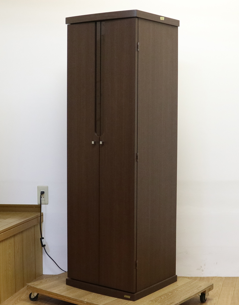 創価学会部仏壇買取専門店桜梅桃李.comより家具調電動中古仏壇613の発売を致します。こちらのお仏壇は、クリーニングメンテナンス・電動機械の調整済みです。ダークオーク色のお仏壇ですのでお部屋に溶け込みます。どの部屋にも違和感なく溶け込みます。青年部・独立・新入会・進学・一人暮らしの女子部・男子部・学生部・また新婚引っ越しにも人気の格安仏壇です。