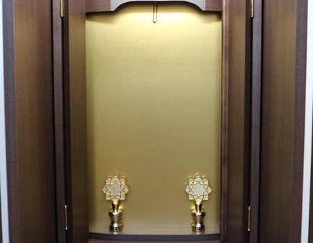 創価学会部仏壇買取専門店桜梅桃李.comより家具調電動中古仏壇613の発売を致します。こちらのお仏壇は、クリーニングメンテナンス・電動機械の調整済みです。ダークオーク色のお仏壇ですのでお部屋に溶け込みます。どの部屋にも違和感なく溶け込みます。青年部・独立・新入会・進学・一人暮らしの女子部・男子部・学生部・また新婚引っ越しにも人気の格安仏壇です。