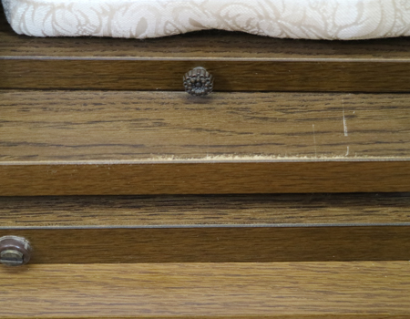 創価学会仏壇専門店桜梅桃李.comより創価学会家具調電動仏壇 中古615発売いたしました! こちらのお仏壇は、クリーニングメンテナンス・電動機械の調整済みです。 明るいチーク色のお仏壇ですのでお部屋に溶け込みます。 男子部・女子部・青年部・学生部の方におすすめです! 独立・新入会・進学・一人暮らし、また新居に引っ越しの方も是非ご検討くださいませ。