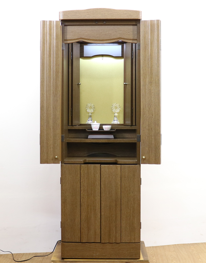 大変お待たせいたしました!  家具調電動仏壇　中古610　発売いたしました!  こちらのお仏壇は、クリーニングメンテナンス・電動機械の調整済みです。  明るいチーク色のお仏壇ですのでお部屋に溶け込みます。  男子部・女子部・青年部・学生部の方におすすめです!  独立・新入会・進学・一人暮らし、また新居に引っ越しの方も是非ご検討くださいませ。