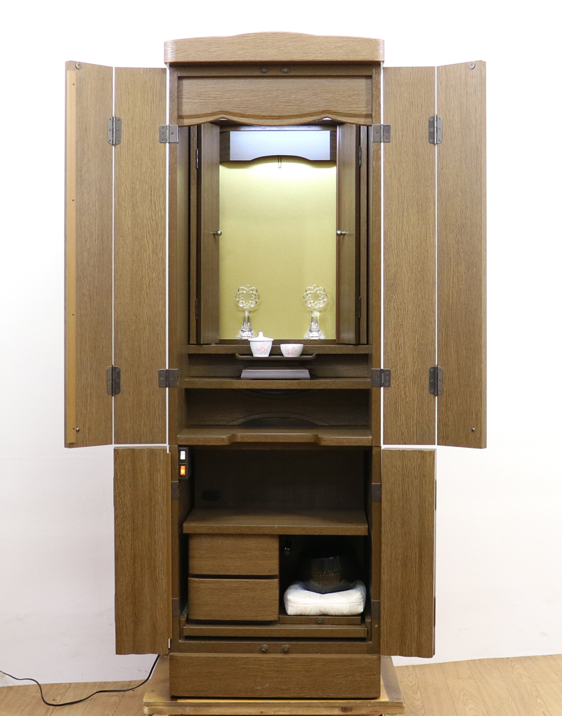 大変お待たせいたしました!  家具調電動仏壇　中古610　発売いたしました!  こちらのお仏壇は、クリーニングメンテナンス・電動機械の調整済みです。  明るいチーク色のお仏壇ですのでお部屋に溶け込みます。  男子部・女子部・青年部・学生部の方におすすめです!  独立・新入会・進学・一人暮らし、また新居に引っ越しの方も是非ご検討くださいませ。