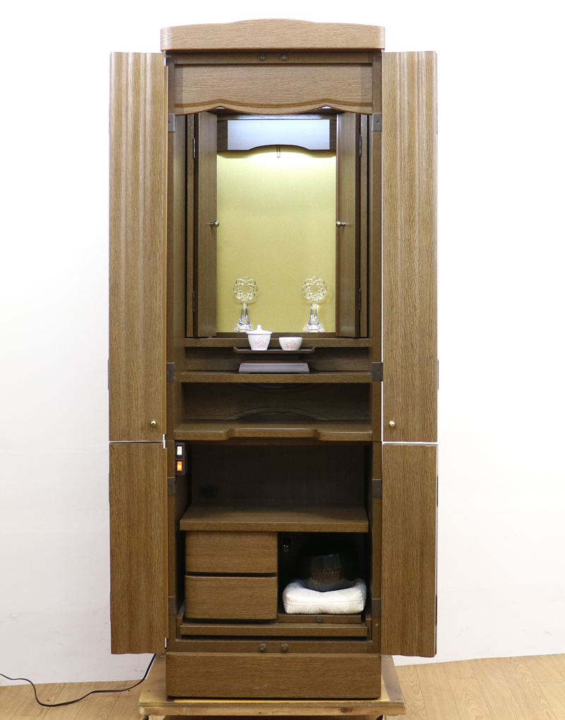 大変お待たせいたしました!  家具調電動仏壇　中古610　発売いたしました!  こちらのお仏壇は、クリーニングメンテナンス・電動機械の調整済みです。  明るいチーク色のお仏壇ですのでお部屋に溶け込みます。  男子部・女子部・青年部・学生部の方におすすめです!  独立・新入会・進学・一人暮らし、また新居に引っ越しの方も是非ご検討くださいませ。