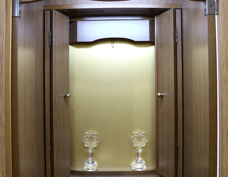 創価学会仏壇専門店桜梅桃李.comより創価学会家具調電動仏壇 中古615発売いたしました! こちらのお仏壇は、クリーニングメンテナンス・電動機械の調整済みです。 明るいチーク色のお仏壇ですのでお部屋に溶け込みます。 男子部・女子部・青年部・学生部の方におすすめです! 独立・新入会・進学・一人暮らし、また新居に引っ越しの方も是非ご検討くださいませ。