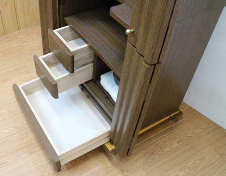 創価学会仏壇専門店桜梅桃李.comより創価学会家具調電動仏壇 中古615発売いたしました! こちらのお仏壇は、クリーニングメンテナンス・電動機械の調整済みです。 明るいチーク色のお仏壇ですのでお部屋に溶け込みます。 男子部・女子部・青年部・学生部の方におすすめです! 独立・新入会・進学・一人暮らし、また新居に引っ越しの方も是非ご検討くださいませ。