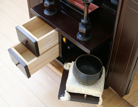 創価学会家具調仏壇中古616　ダーク色のおしゃれな最新家具調仏壇　様々なお部屋になじむ色合いです。