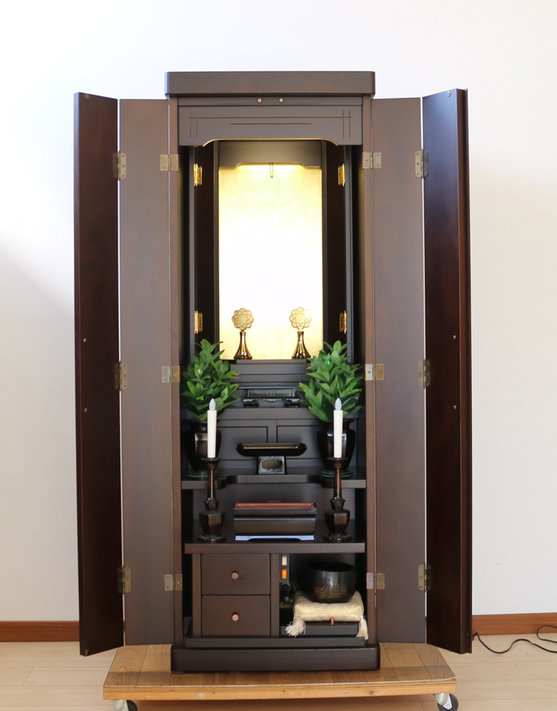 創価学会家具調仏壇中古616　ダーク色のおしゃれな最新家具調仏壇　様々なお部屋になじむ色合いです。