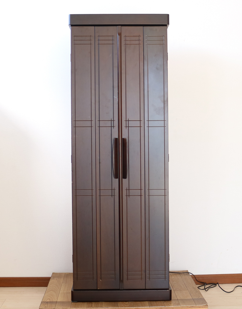 創価学会家具調仏壇中古616　ダーク色のおしゃれな最新家具調仏壇　様々なお部屋になじむ色合いです。