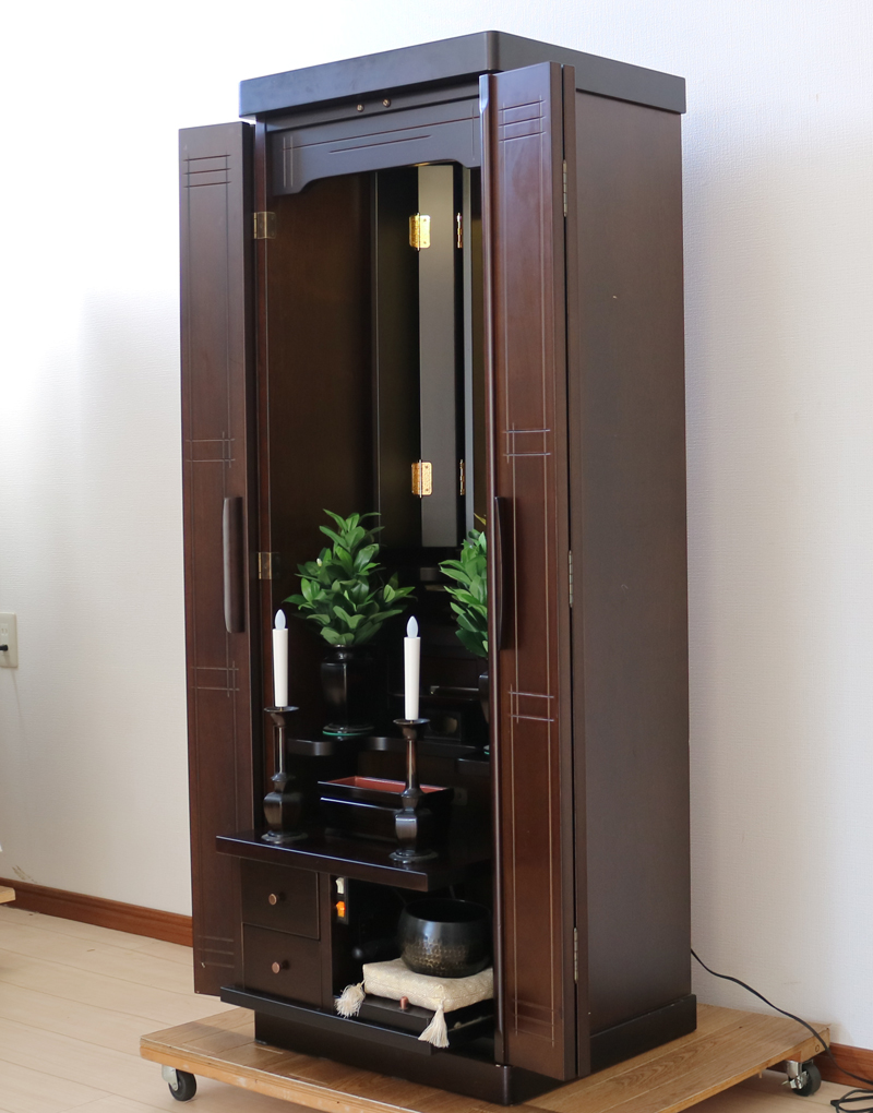 創価学会家具調仏壇中古616　ダーク色のおしゃれな最新家具調仏壇　様々なお部屋になじむ色合いです。