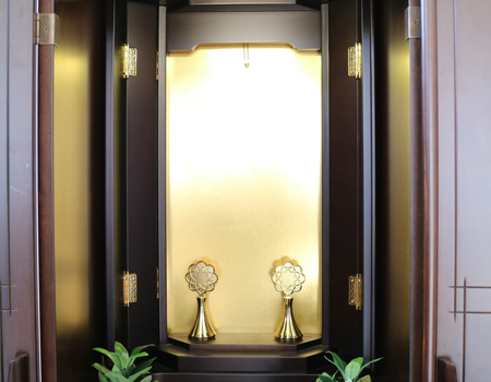 創価学会仏壇専門店桜梅桃李.comより創価学会家具調電動仏壇 中古616発売いたしました! こちらのお仏壇は、クリーニングメンテナンス・電動機械の調整済みです。 明るいチーク色のお仏壇ですのでお部屋に溶け込みます。 男子部・女子部・青年部・学生部の方におすすめです! 独立・新入会・進学・一人暮らし、また新居に引っ越しの方も是非ご検討くださいませ。