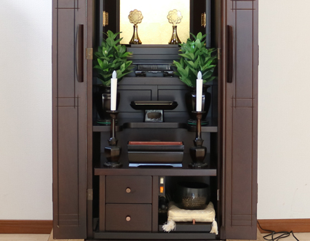 創価学会仏壇専門店桜梅桃李.comより創価学会家具調電動仏壇 中古616発売いたしました! こちらのお仏壇は、クリーニングメンテナンス・電動機械の調整済みです。 明るいチーク色のお仏壇ですのでお部屋に溶け込みます。 男子部・女子部・青年部・学生部の方におすすめです! 独立・新入会・進学・一人暮らし、また新居に引っ越しの方も是非ご検討くださいませ。