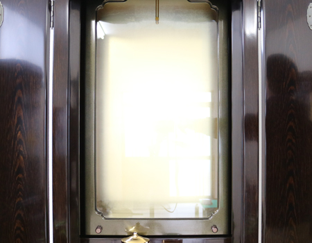 創価学会厨子型収納中古仏壇617　鉄刀木　珍しいガラスカバー付きのお厨子　　様々なお部屋になじむ色合いです。