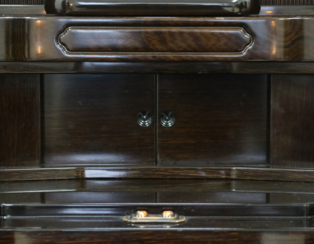 創価学会厨子型収納中古仏壇617　鉄刀木　珍しいガラスカバー付きのお厨子　　様々なお部屋になじむ色合いです。