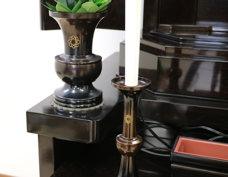 創価学会厨子型収納中古仏壇617　鉄刀木　珍しいガラスカバー付きのお厨子　　様々なお部屋になじむ色合いです。