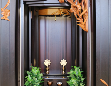 創価学会仏壇専門店桜梅桃李.comより創価学会 中古家具調 仏壇 620 洋室・リビングに最適 金剛堂「521ニヤトー」無垢しらゆり発売いします。こちらの商品は婦人部女子部に大人気の商品で洋室和室問わず設置できます。