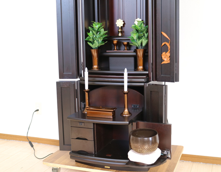 創価学会仏壇専門店桜梅桃李.comより創価学会 中古家具調 仏壇 620 洋室・リビングに最適 金剛堂「521ニヤトー」無垢しらゆり発売いします。こちらの商品は婦人部女子部に大人気の商品で洋室和室問わず設置できます。