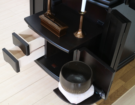 創価学会仏壇専門店桜梅桃李.comより創価学会 中古家具調 仏壇 620 洋室・リビングに最適 金剛堂「521ニヤトー」無垢しらゆり発売いします。こちらの商品は婦人部女子部に大人気の商品で洋室和室問わず設置できます。