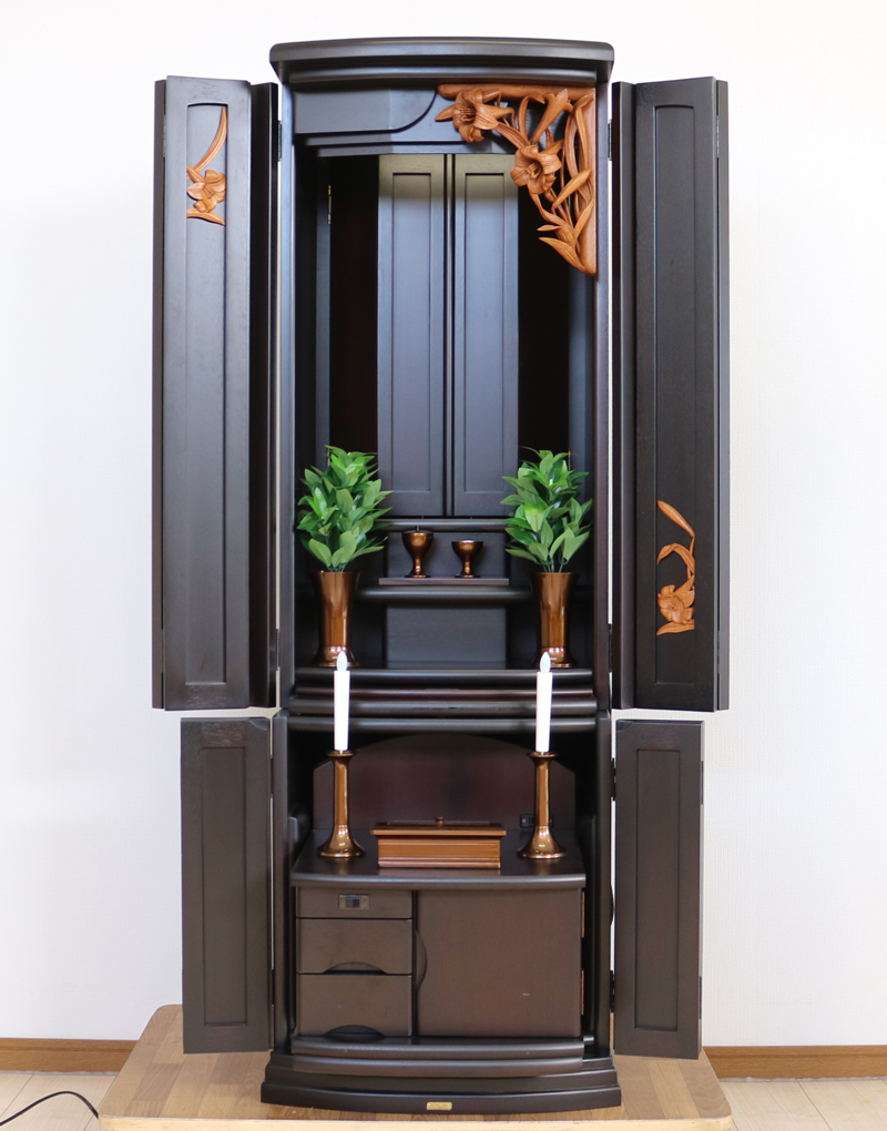 創価学会仏壇専門店桜梅桃李.comより創価学会 中古家具調 仏壇 620 洋室・リビングに最適 金剛堂「521ニヤトー」無垢しらゆり発売いします。こちらの商品は婦人部女子部に大人気の商品で洋室和室問わず設置できます。