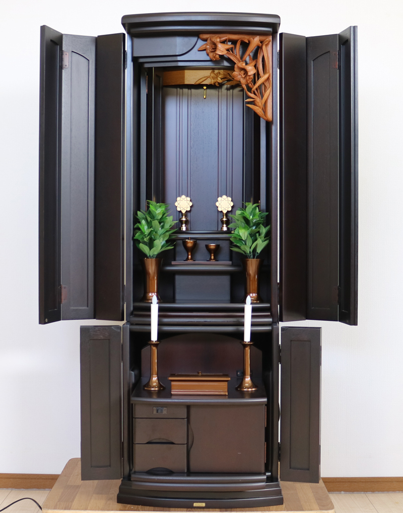 創価学会仏壇専門店桜梅桃李.comより創価学会 中古家具調 仏壇 620 洋室・リビングに最適 金剛堂「521ニヤトー」無垢しらゆり発売いします。こちらの商品は婦人部女子部に大人気の商品で洋室和室問わず設置できます。