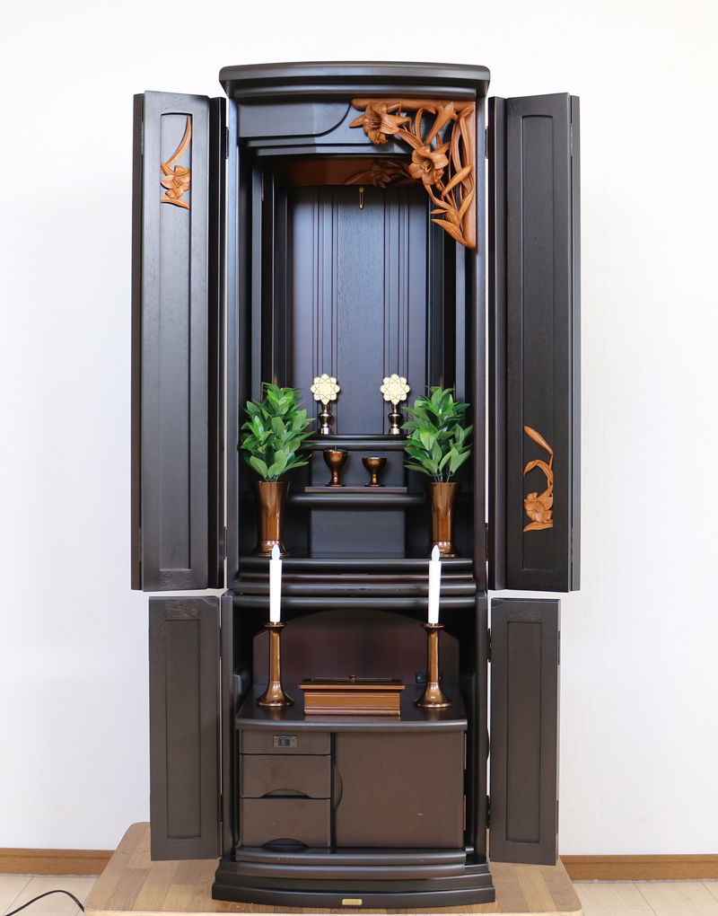 創価学会仏壇専門店桜梅桃李.comより創価学会 中古家具調 仏壇 620 洋室・リビングに最適 金剛堂「521ニヤトー」無垢しらゆり発売いします。こちらの商品は婦人部女子部に大人気の商品で洋室和室問わず設置できます。