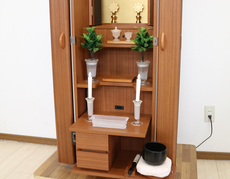 創価学会仏壇専門店桜梅桃李.comより発売いたします、創価学会家具調仏壇1472ライフウッド 今までのお仏壇のデザインではなかった、オシャレな雰囲気漂うデザイに仕上がっております。暖かみあふれる明るい印象をお部屋にプラスしてくれますダーク色と、明るいチーク色の木材、ライト色の木材のかわいらしい桜彫刻付き家具調仏壇です。 仏壇全体:高さ約147cm x 幅約44cm x 奥行き約43cm 扉最大幅約:86cm 二つ折り幅約:66.5cm 収納経机、最大奥行約:59cm 厨子内寸約: 56cm x 33cm 特装御本尊様がご安置できます彫刻:本黒檀無垢材インドネシア彫(チーク無垢材・クリキス無垢材・ジャンプ無垢材)女子部婦人部に大人気和室洋室にすっとなじみます