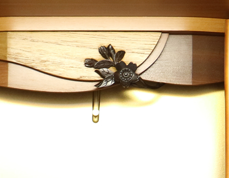 創価学会仏壇専門店桜梅桃李.comより発売いたします、創価学会家具調仏壇1472ライフウッド 今までのお仏壇のデザインではなかった、オシャレな雰囲気漂うデザイに仕上がっております。暖かみあふれる明るい印象をお部屋にプラスしてくれますダーク色と、明るいチーク色の木材、ライト色の木材のかわいらしい桜彫刻付き家具調仏壇です。 仏壇全体:高さ約147cm x 幅約44cm x 奥行き約43cm 扉最大幅約:86cm 二つ折り幅約:66.5cm 収納経机、最大奥行約:59cm 厨子内寸約: 56cm x 33cm 特装御本尊様がご安置できます彫刻:本黒檀無垢材インドネシア彫(チーク無垢材・クリキス無垢材・ジャンプ無垢材)女子部婦人部に大人気和室洋室にすっとなじみます