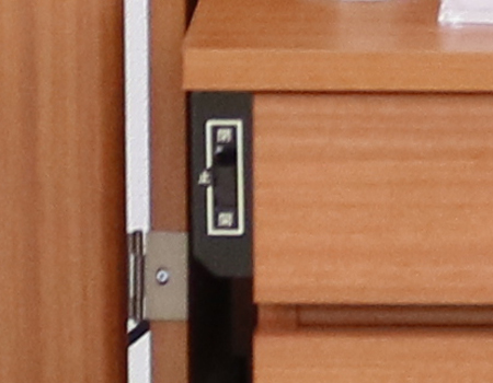 創価学会仏壇専門店桜梅桃李.comより発売いたします、創価学会家具調仏壇1472ライフウッド 今までのお仏壇のデザインではなかった、オシャレな雰囲気漂うデザイに仕上がっております。暖かみあふれる明るい印象をお部屋にプラスしてくれますダーク色と、明るいチーク色の木材、ライト色の木材のかわいらしい桜彫刻付き家具調仏壇です。 仏壇全体:高さ約147cm x 幅約44cm x 奥行き約43cm 扉最大幅約:86cm 二つ折り幅約:66.5cm 収納経机、最大奥行約:59cm 厨子内寸約: 56cm x 33cm 特装御本尊様がご安置できます彫刻:本黒檀無垢材インドネシア彫(チーク無垢材・クリキス無垢材・ジャンプ無垢材)女子部婦人部に大人気和室洋室にすっとなじみます