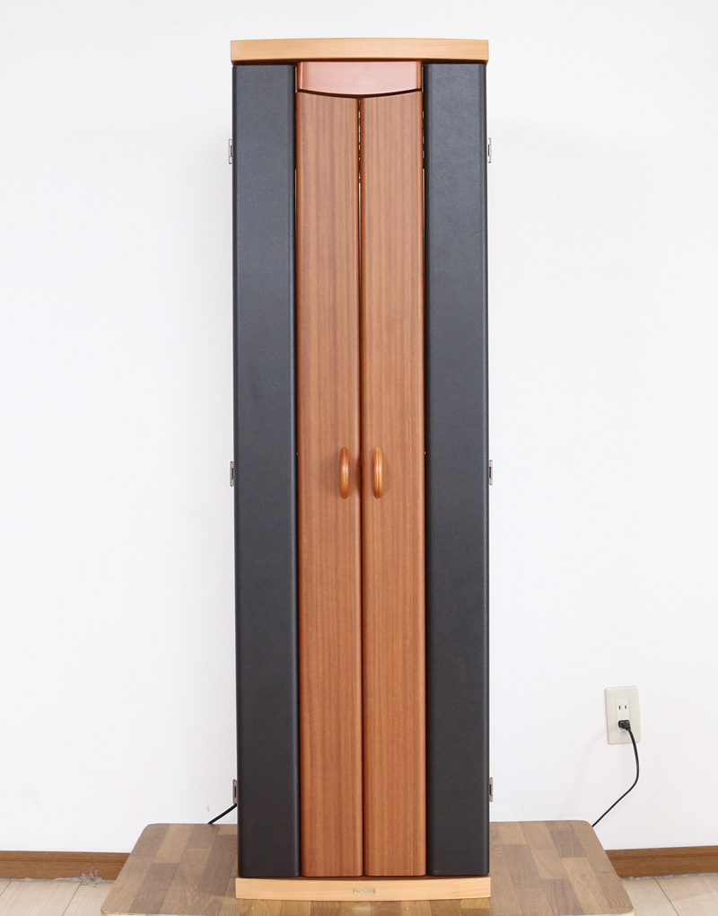 創価学会仏壇専門店桜梅桃李.comより発売いたします、創価学会家具調仏壇1472ライフウッド 今までのお仏壇のデザインではなかった、オシャレな雰囲気漂うデザイに仕上がっております。暖かみあふれる明るい印象をお部屋にプラスしてくれますダーク色と、明るいチーク色の木材、ライト色の木材のかわいらしい桜彫刻付き家具調仏壇です。  仏壇全体:高さ約147cm x 幅約44cm x 奥行き約43cm  扉最大幅約:86cm  二つ折り幅約:66.5cm  収納経机、最大奥行約:59cm  厨子内寸約: 56cm x 33cm  特装御本尊様がご安置できます彫刻:本黒檀無垢材インドネシア彫(チーク無垢材・クリキス無垢材・ジャンプ無垢材)女子部婦人部に大人気和室洋室にすっとなじみます