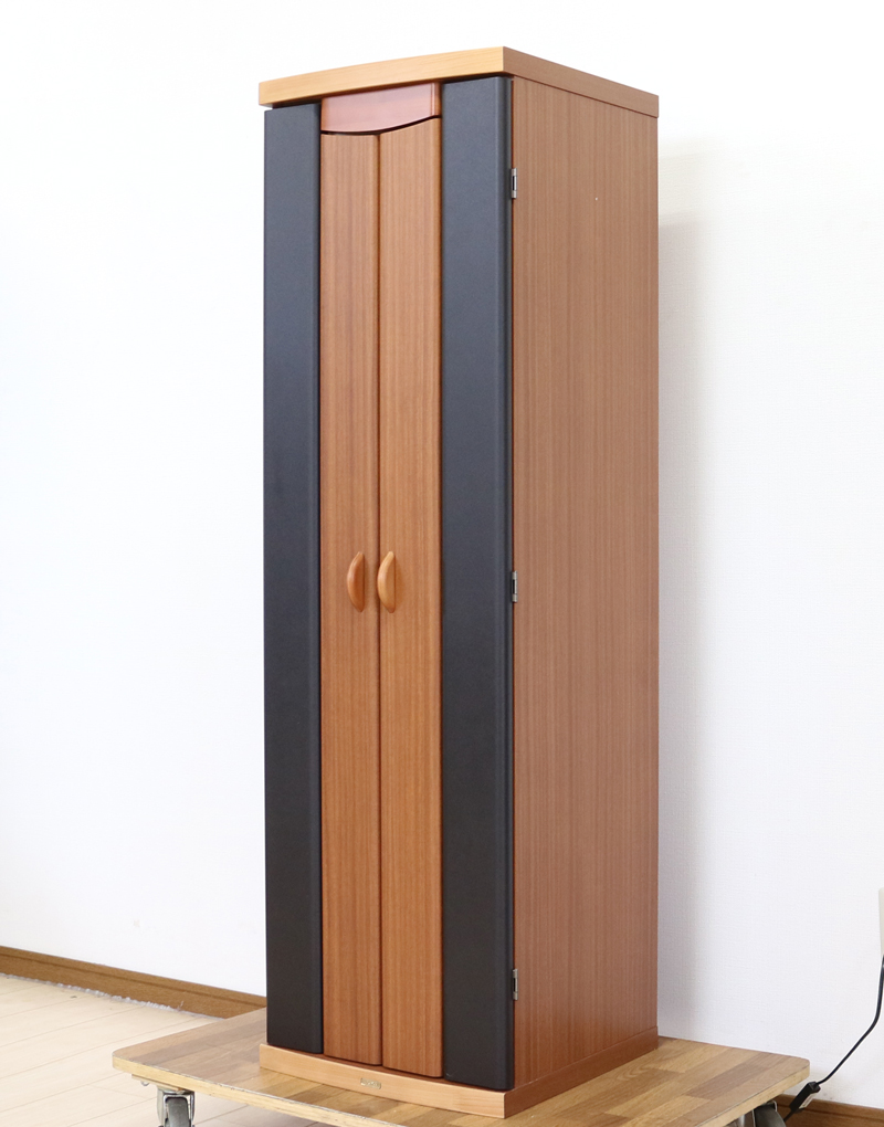 創価学会仏壇専門店桜梅桃李.comより発売いたします、創価学会家具調仏壇1472ライフウッド 今までのお仏壇のデザインではなかった、オシャレな雰囲気漂うデザイに仕上がっております。暖かみあふれる明るい印象をお部屋にプラスしてくれますダーク色と、明るいチーク色の木材、ライト色の木材のかわいらしい桜彫刻付き家具調仏壇です。  仏壇全体:高さ約147cm x 幅約44cm x 奥行き約43cm  扉最大幅約:86cm  二つ折り幅約:66.5cm  収納経机、最大奥行約:59cm  厨子内寸約: 56cm x 33cm  特装御本尊様がご安置できます彫刻:本黒檀無垢材インドネシア彫(チーク無垢材・クリキス無垢材・ジャンプ無垢材)女子部婦人部に大人気和室洋室にすっとなじみます