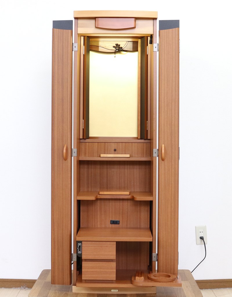 創価学会仏壇専門店桜梅桃李.comより発売いたします、創価学会家具調仏壇1472ライフウッド 今までのお仏壇のデザインではなかった、オシャレな雰囲気漂うデザイに仕上がっております。暖かみあふれる明るい印象をお部屋にプラスしてくれますダーク色と、明るいチーク色の木材、ライト色の木材のかわいらしい桜彫刻付き家具調仏壇です。 仏壇全体:高さ約147cm x 幅約44cm x 奥行き約43cm 扉最大幅約:86cm 二つ折り幅約:66.5cm 収納経机、最大奥行約:59cm 厨子内寸約: 56cm x 33cm 特装御本尊様がご安置できます彫刻:本黒檀無垢材インドネシア彫(チーク無垢材・クリキス無垢材・ジャンプ無垢材)女子部婦人部に大人気和室洋室にすっとなじみます