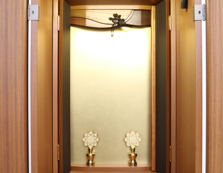 創価学会仏壇専門店桜梅桃李.comより発売いたします、創価学会家具調仏壇1472ライフウッド 今までのお仏壇のデザインではなかった、オシャレな雰囲気漂うデザイに仕上がっております。暖かみあふれる明るい印象をお部屋にプラスしてくれますダーク色と、明るいチーク色の木材、ライト色の木材のかわいらしい桜彫刻付き家具調仏壇です。 仏壇全体:高さ約147cm x 幅約44cm x 奥行き約43cm 扉最大幅約:86cm 二つ折り幅約:66.5cm 収納経机、最大奥行約:59cm 厨子内寸約: 56cm x 33cm 特装御本尊様がご安置できます彫刻:本黒檀無垢材インドネシア彫(チーク無垢材・クリキス無垢材・ジャンプ無垢材)女子部婦人部に大人気和室洋室にすっとなじみます