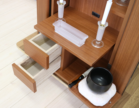 創価学会仏壇専門店桜梅桃李.comより発売いたします、創価学会家具調仏壇1472ライフウッド 今までのお仏壇のデザインではなかった、オシャレな雰囲気漂うデザイに仕上がっております。暖かみあふれる明るい印象をお部屋にプラスしてくれますダーク色と、明るいチーク色の木材、ライト色の木材のかわいらしい桜彫刻付き家具調仏壇です。 仏壇全体:高さ約147cm x 幅約44cm x 奥行き約43cm 扉最大幅約:86cm 二つ折り幅約:66.5cm 収納経机、最大奥行約:59cm 厨子内寸約: 56cm x 33cm 特装御本尊様がご安置できます彫刻:本黒檀無垢材インドネシア彫(チーク無垢材・クリキス無垢材・ジャンプ無垢材)女子部婦人部に大人気和室洋室にすっとなじみます