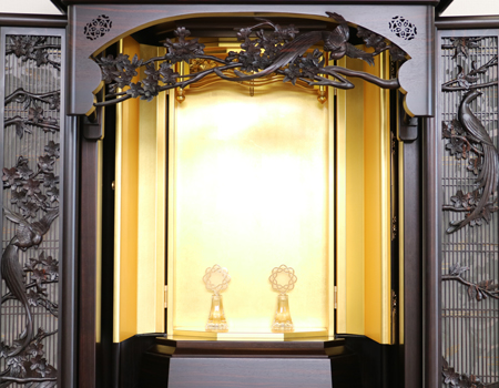 創価学会仏壇専門店桜梅桃李.comより発売いたします、会場拠点用本黒檀厨子型電動仏壇628 高級金剛堂製仏壇 国産徳島製 定価2,571,050円の商品です。商品名は創価学会仏壇 57本黒檀尾長鳥[台輪]] 本黒檀厚板貼り [戸板] 本黒檀無垢 [大戸軸] 本黒檀厚板貼り [主芯材] 天然木材 彫刻 本黒檀無垢 塗装 ウレタン塗装(薄塗り) 厨子内仕上 本金箔 機能 厨子戸オープン開き(リモコン・電動) 寸法 [本体寸法] 高さ180×幅90×奥行き73cm [厨子寸法] 高さ64×幅35.5cm 会館用特装御本尊様がご安置できます 産地 日本 徳島県産です。拠点・会場・和室に最適です。男子部にも大変人気の商品となっております。ぜひお買い得なこの機会にご検討くださいませ。傷等もあまりなく、中古商品としても優良です。