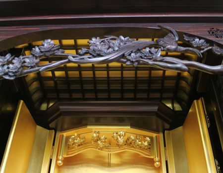 創価学会仏壇専門店桜梅桃李.comより発売いたします、会場拠点用本黒檀厨子型電動仏壇628 高級金剛堂製仏壇 国産徳島製 定価2,571,050円の商品です。商品名は創価学会仏壇 57本黒檀尾長鳥[台輪]] 本黒檀厚板貼り [戸板] 本黒檀無垢 [大戸軸] 本黒檀厚板貼り [主芯材] 天然木材 彫刻 本黒檀無垢 塗装 ウレタン塗装(薄塗り) 厨子内仕上 本金箔 機能 厨子戸オープン開き(リモコン・電動) 寸法 [本体寸法] 高さ180×幅90×奥行き73cm [厨子寸法] 高さ64×幅35.5cm 会館用特装御本尊様がご安置できます 産地 日本 徳島県産です。拠点・会場・和室に最適です。男子部にも大変人気の商品となっております。ぜひお買い得なこの機会にご検討くださいませ。傷等もあまりなく、中古商品としても優良です。